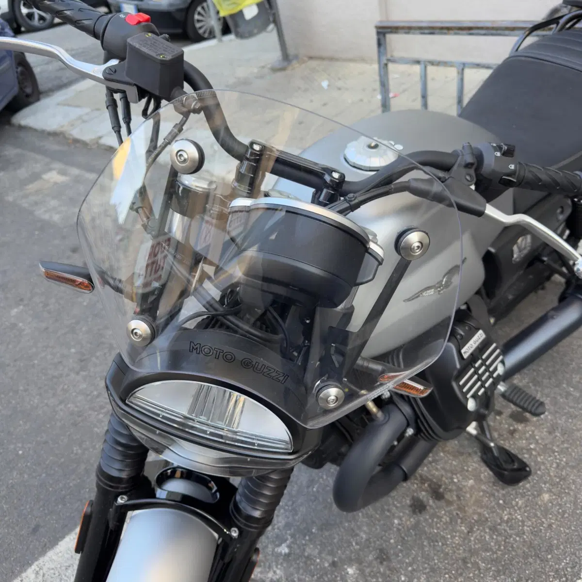 Moto Guzzi V7 Stone (2021 - 24) (4)
