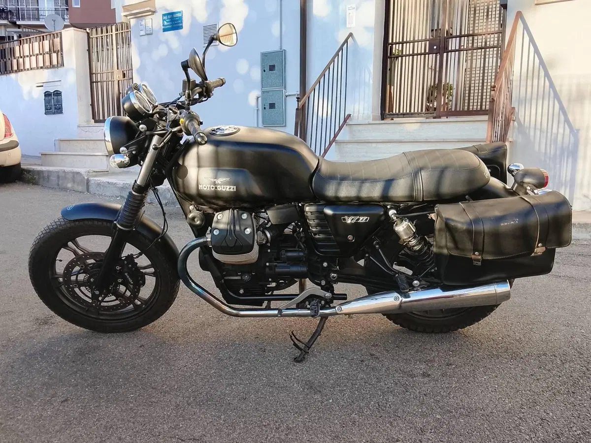 Moto Guzzi V7 II Stone (2015 - 17) (2)
