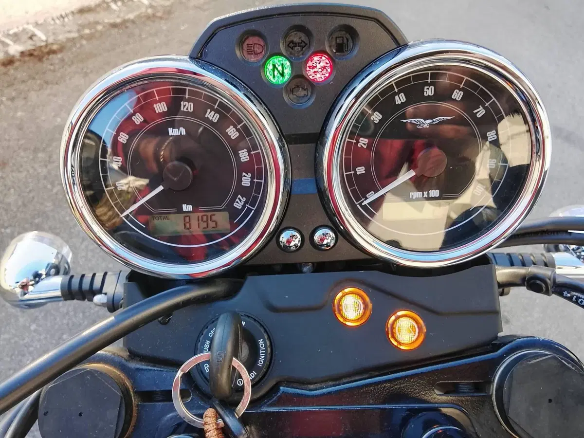 Moto Guzzi V7 II Stone (2015 - 17) (4)