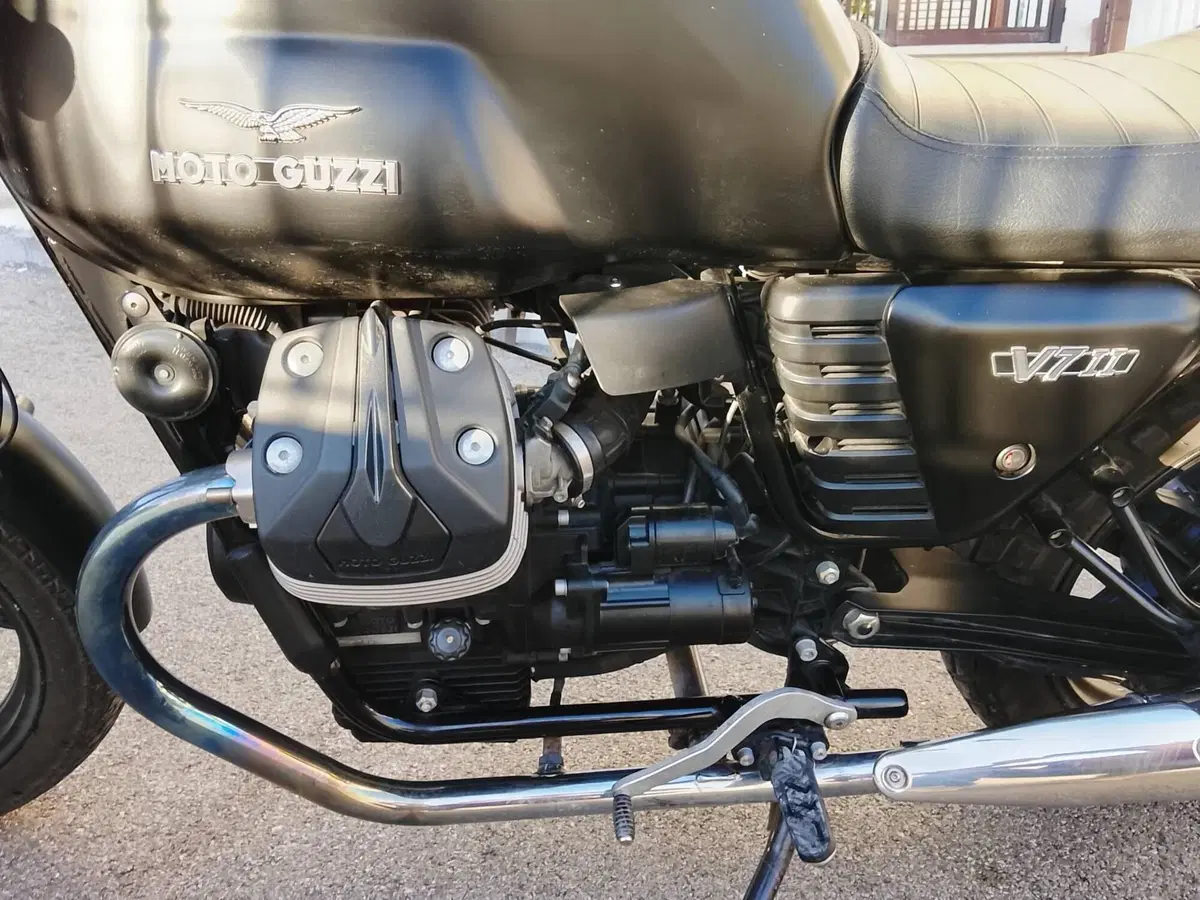 Moto Guzzi V7 II Stone (2015 - 17) (6)
