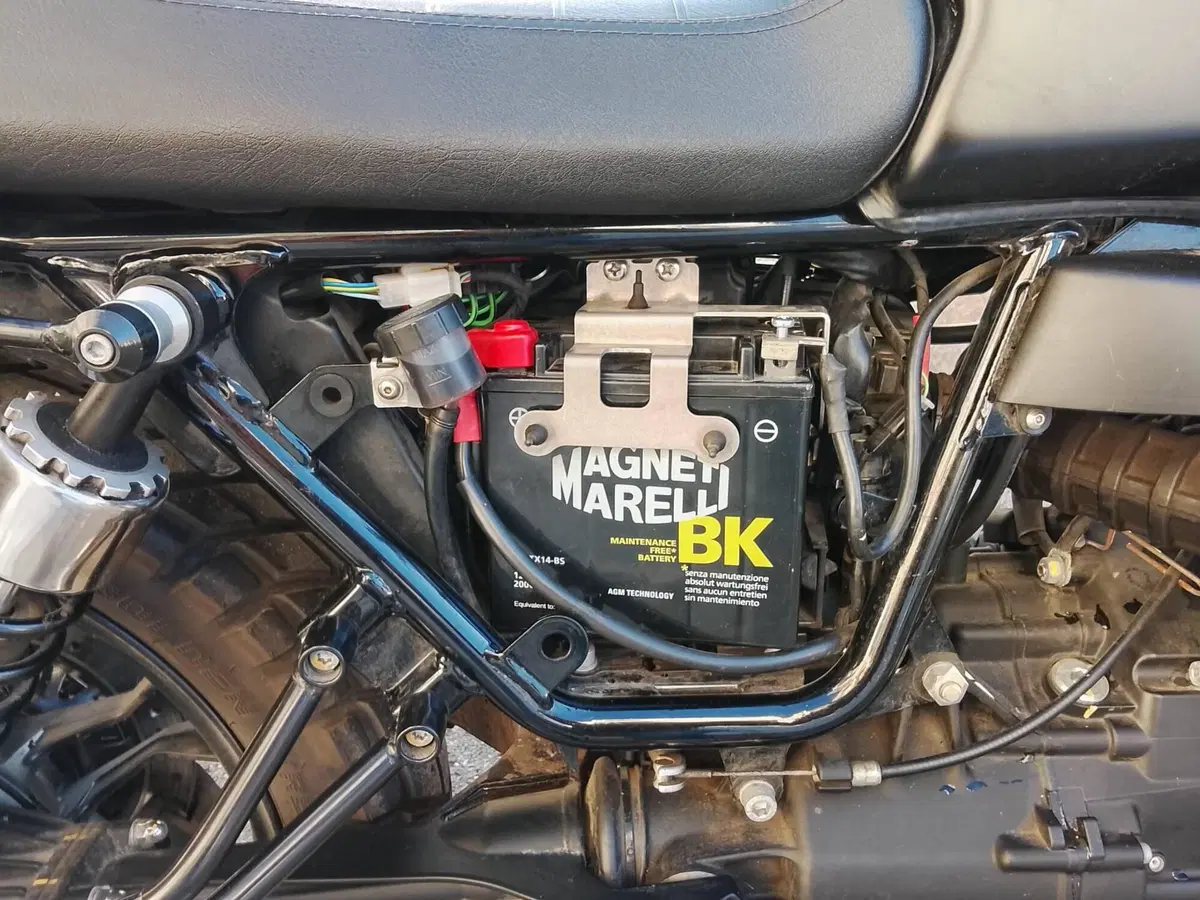 Moto Guzzi V7 II Stone (2015 - 17) (15)