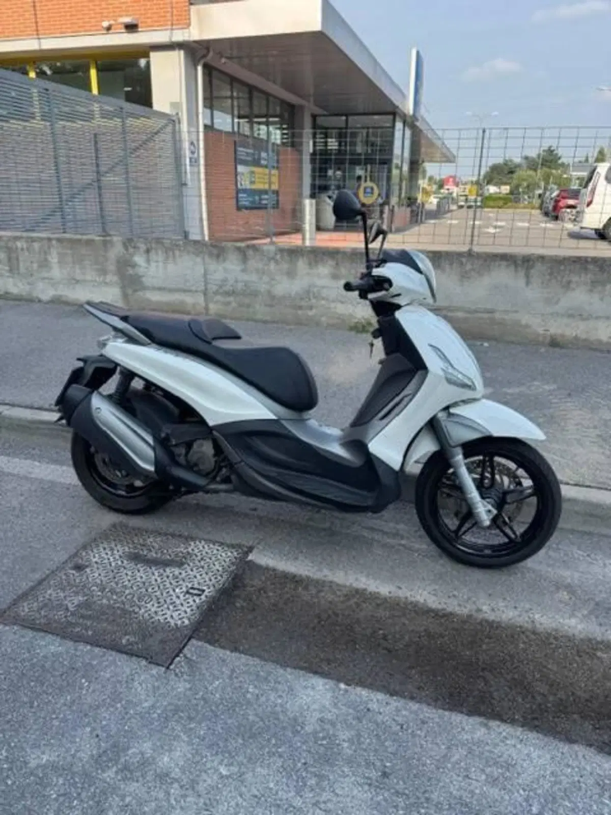 Piaggio Beverly 350 SportTouring ie ABS (2011 - 17)