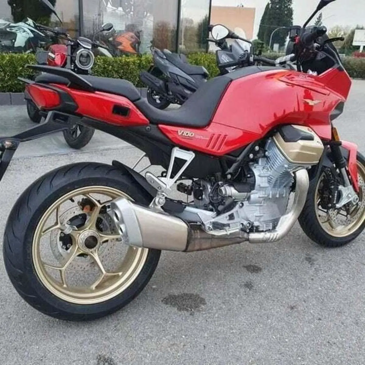 Moto Guzzi V100 Mandello (2025 - 26) (3)