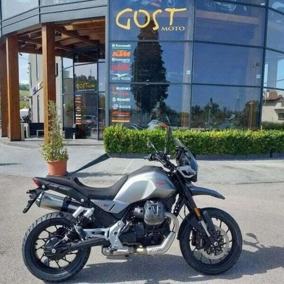 Moto Guzzi V85 Strada (2024 - 26) (2)
