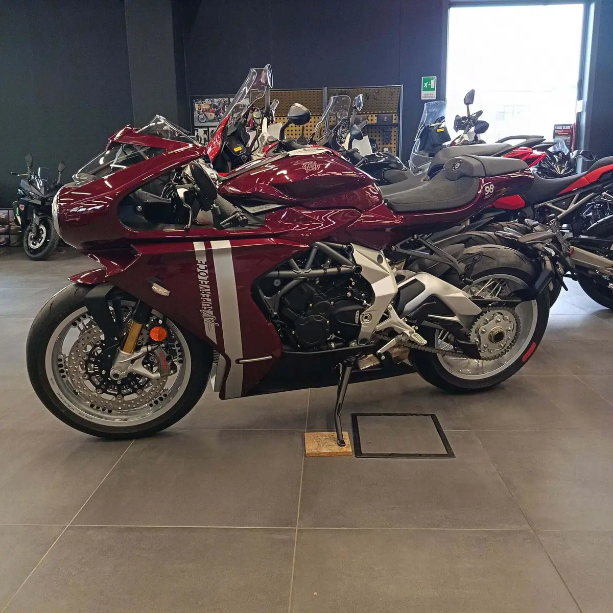 MV Agusta Superveloce 800 98 (2023 - 26) (2)