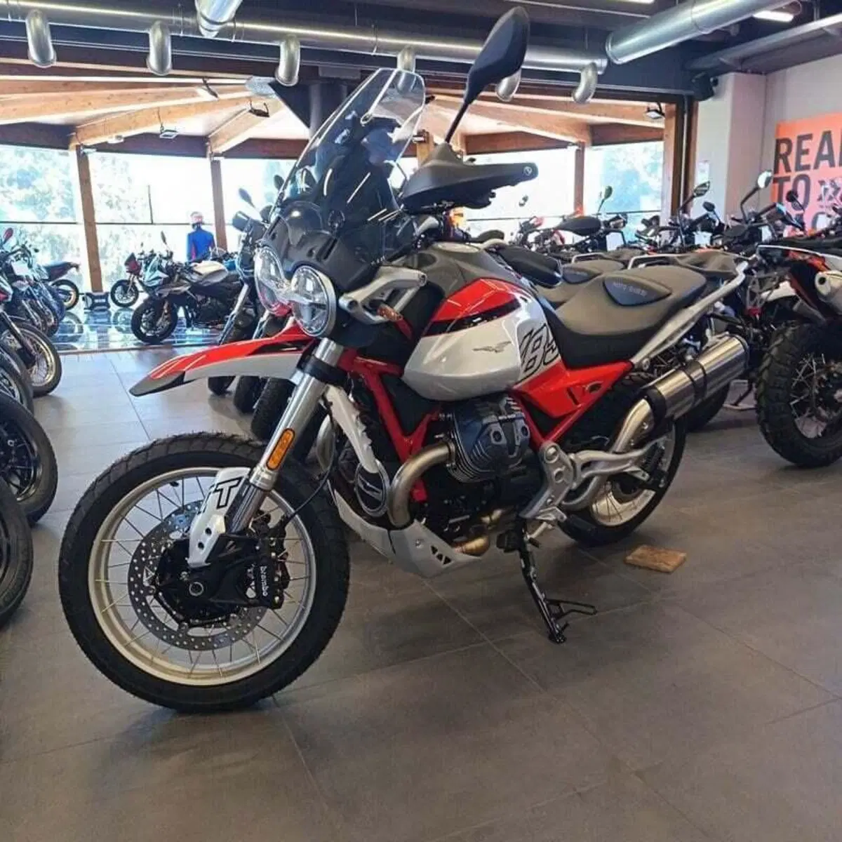 Moto Guzzi V85 TT (2024 - 26) (2)