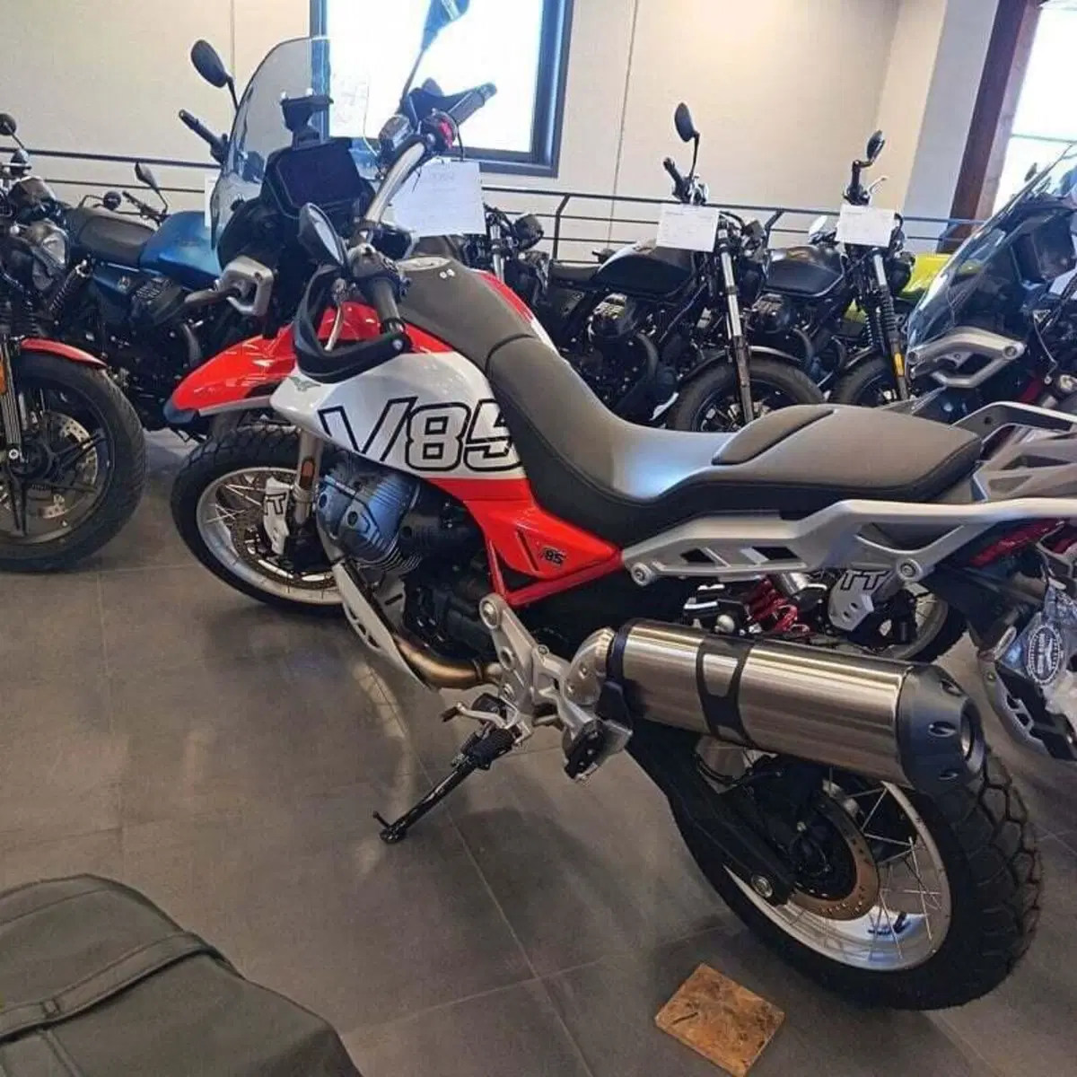 Moto Guzzi V85 TT (2024 - 26) (4)