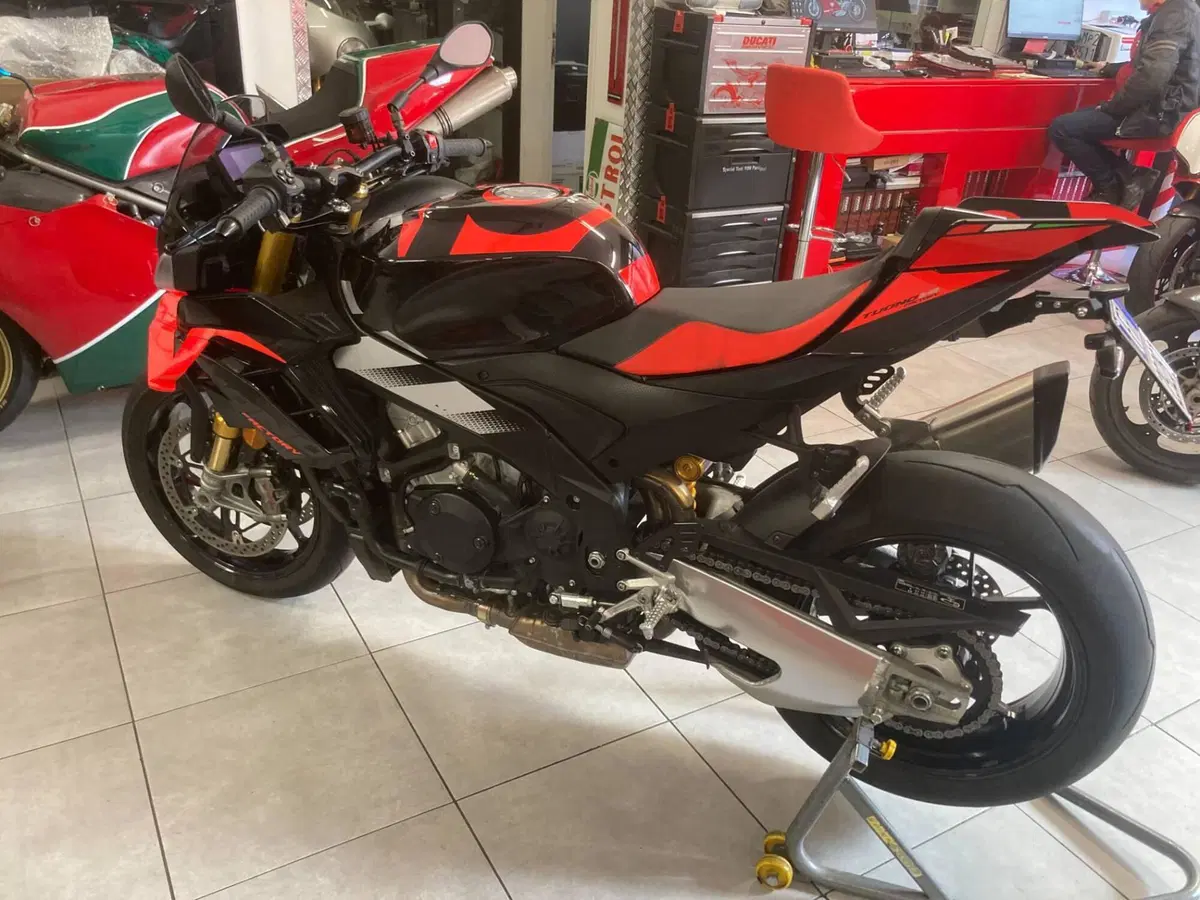 Aprilia Tuono V4 Factory (2025 - 26) (2)