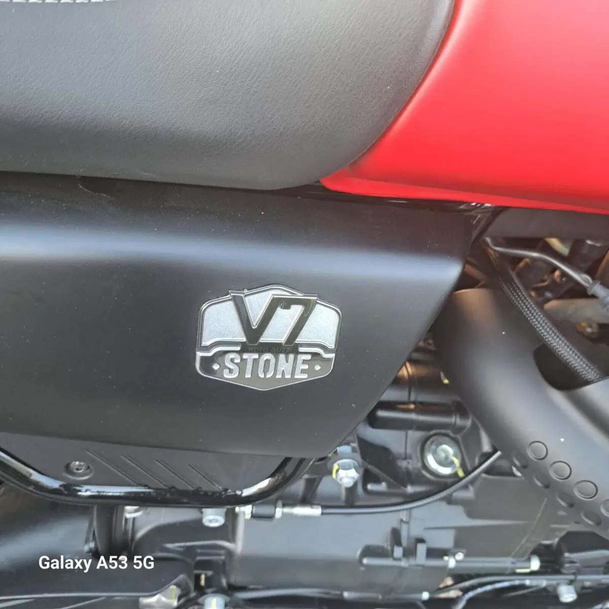 Moto Guzzi V7 Stone (2021 - 24) (9)