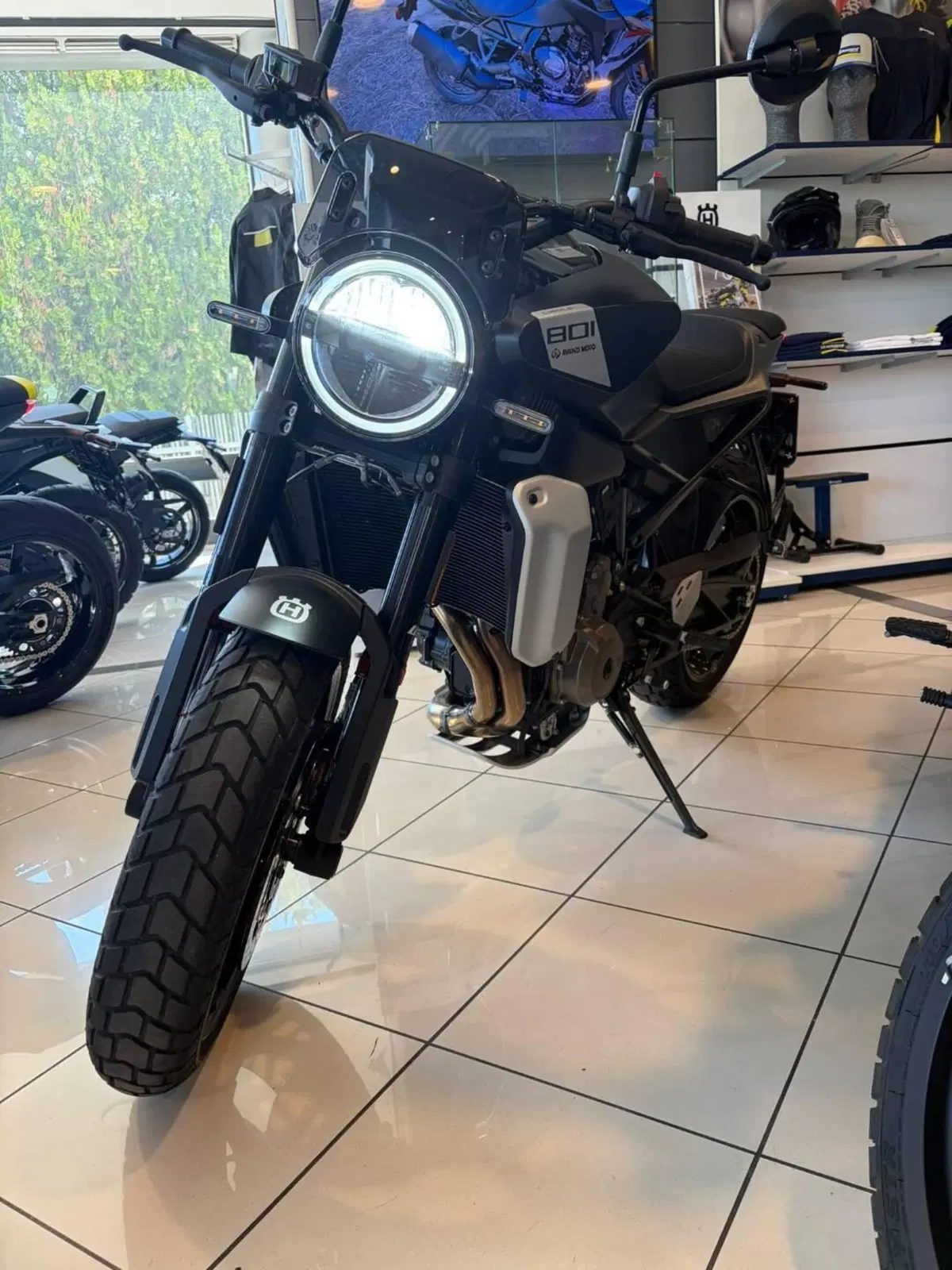 Husqvarna Svartpilen 801 L (2025 - 26) (2)