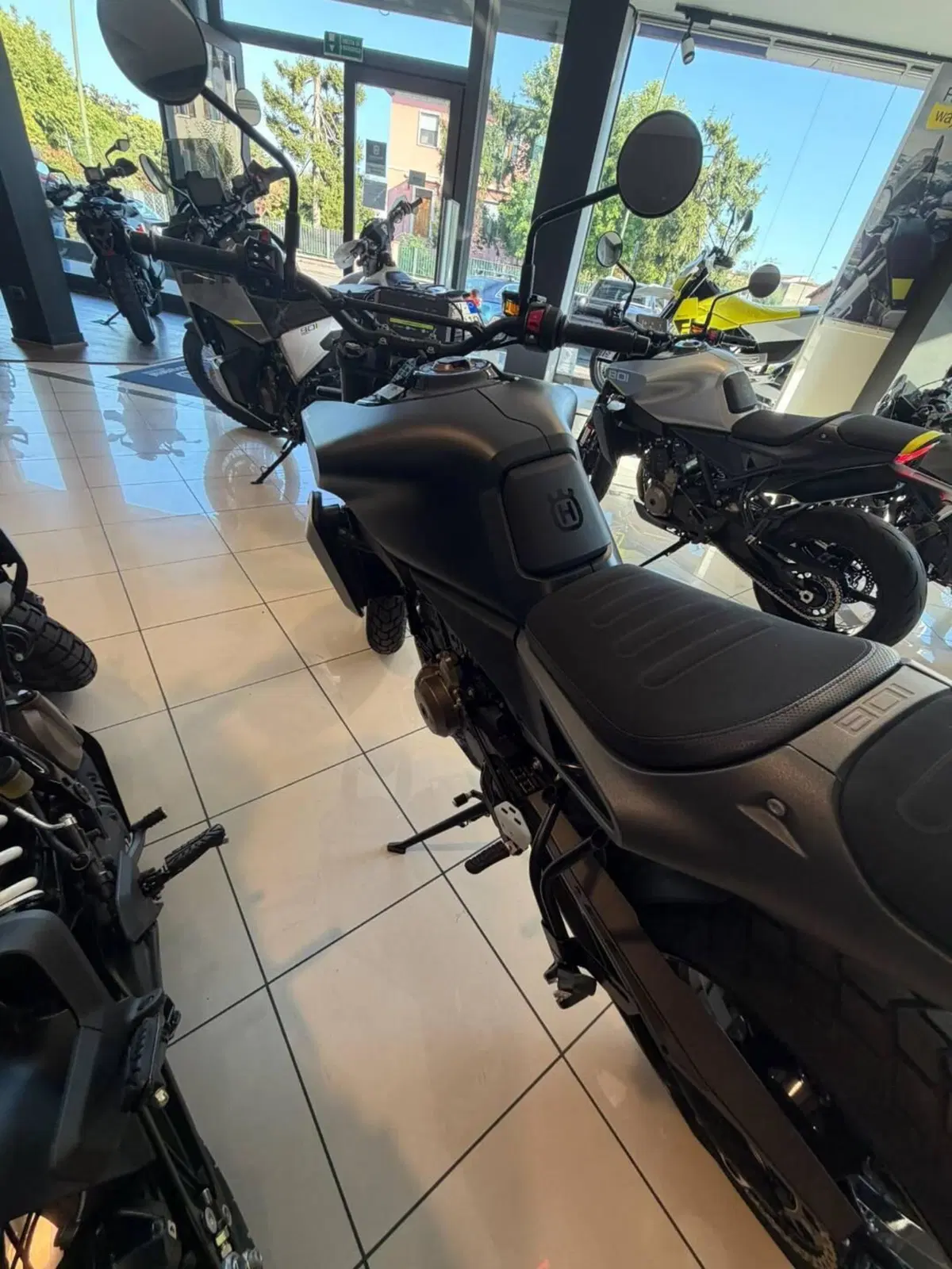 Husqvarna Svartpilen 801 L (2025 - 26) (4)