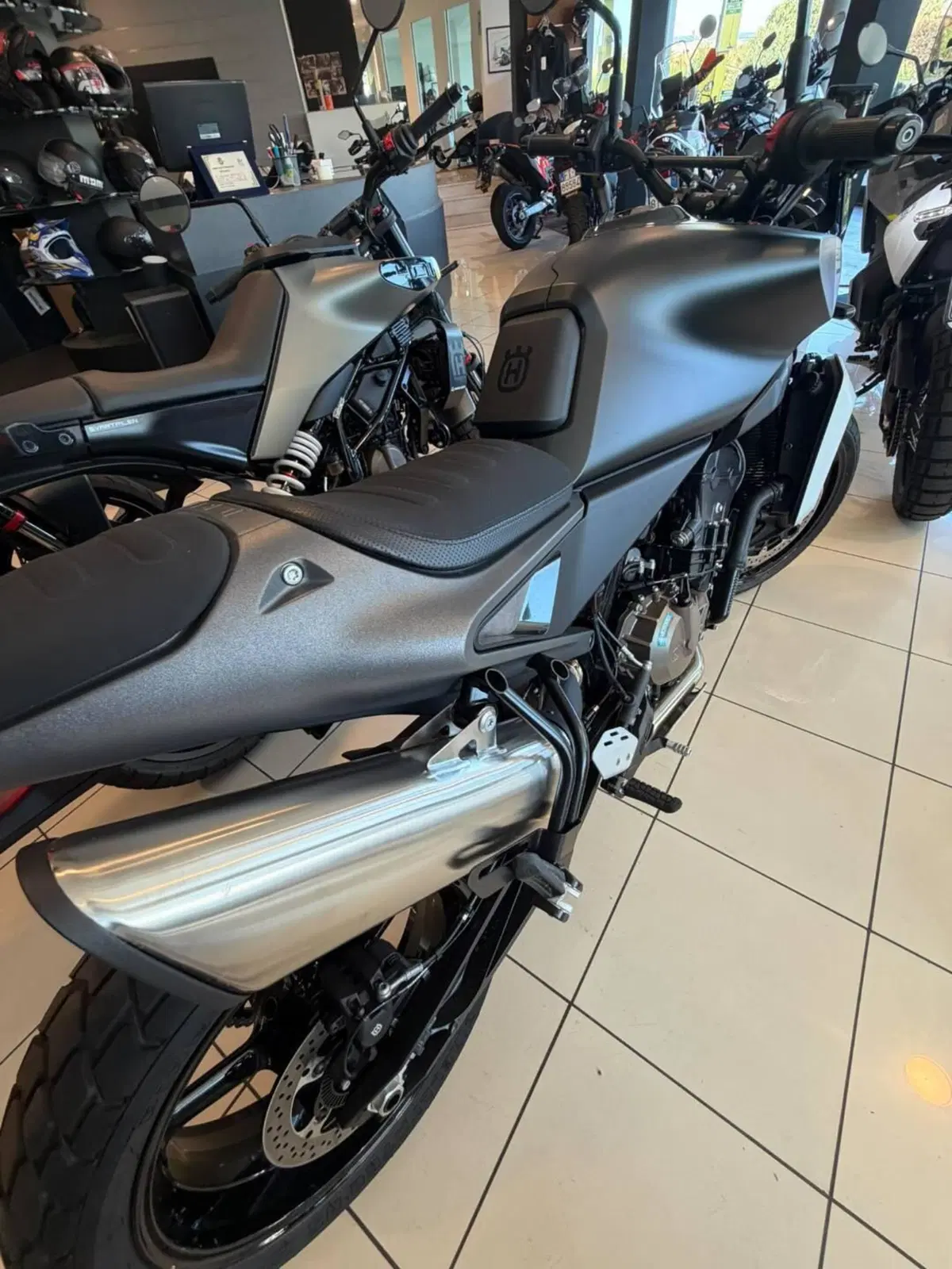 Husqvarna Svartpilen 801 L (2025 - 26) (3)