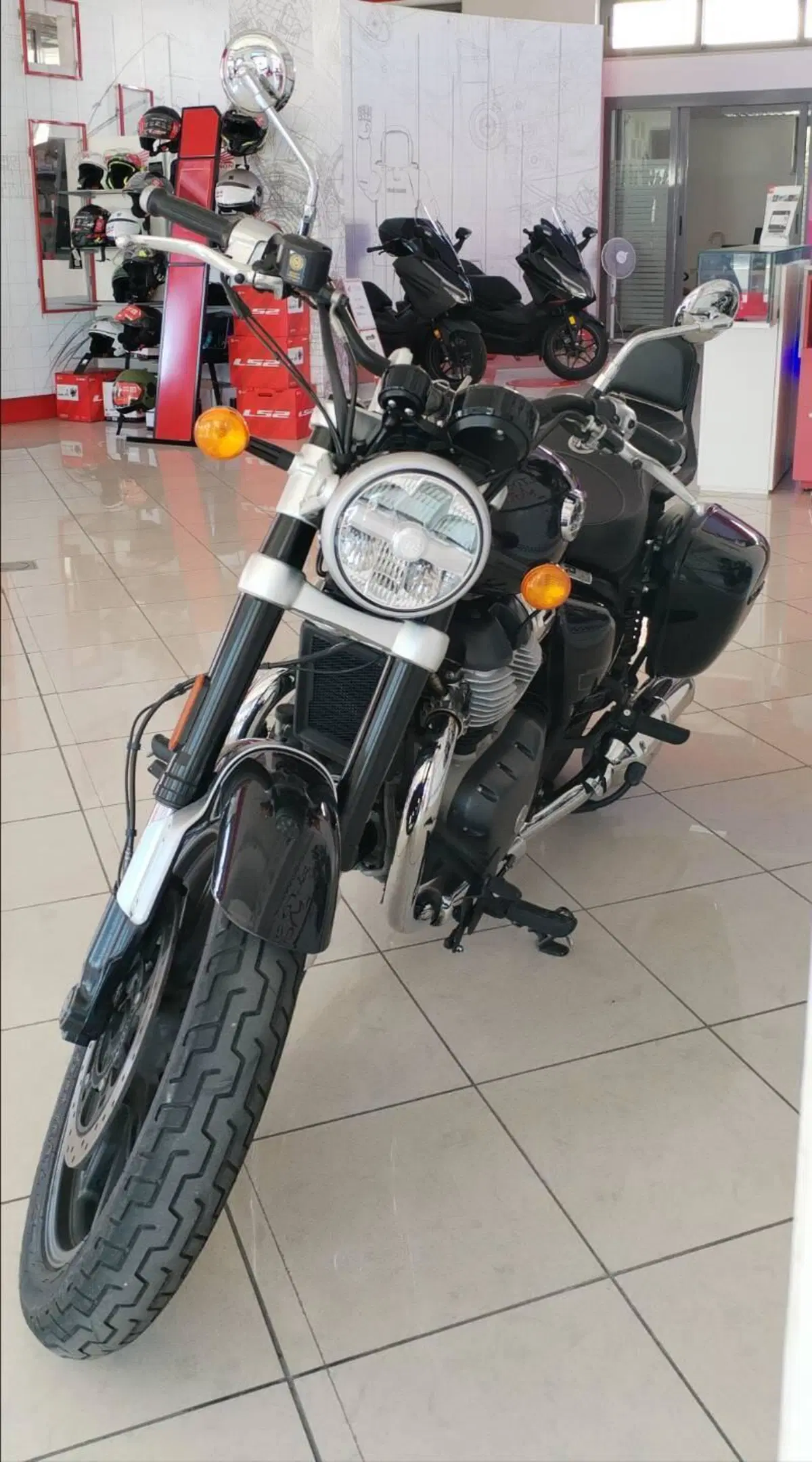 Royal Enfield Super Meteor 650 (2023 - 26) (3)