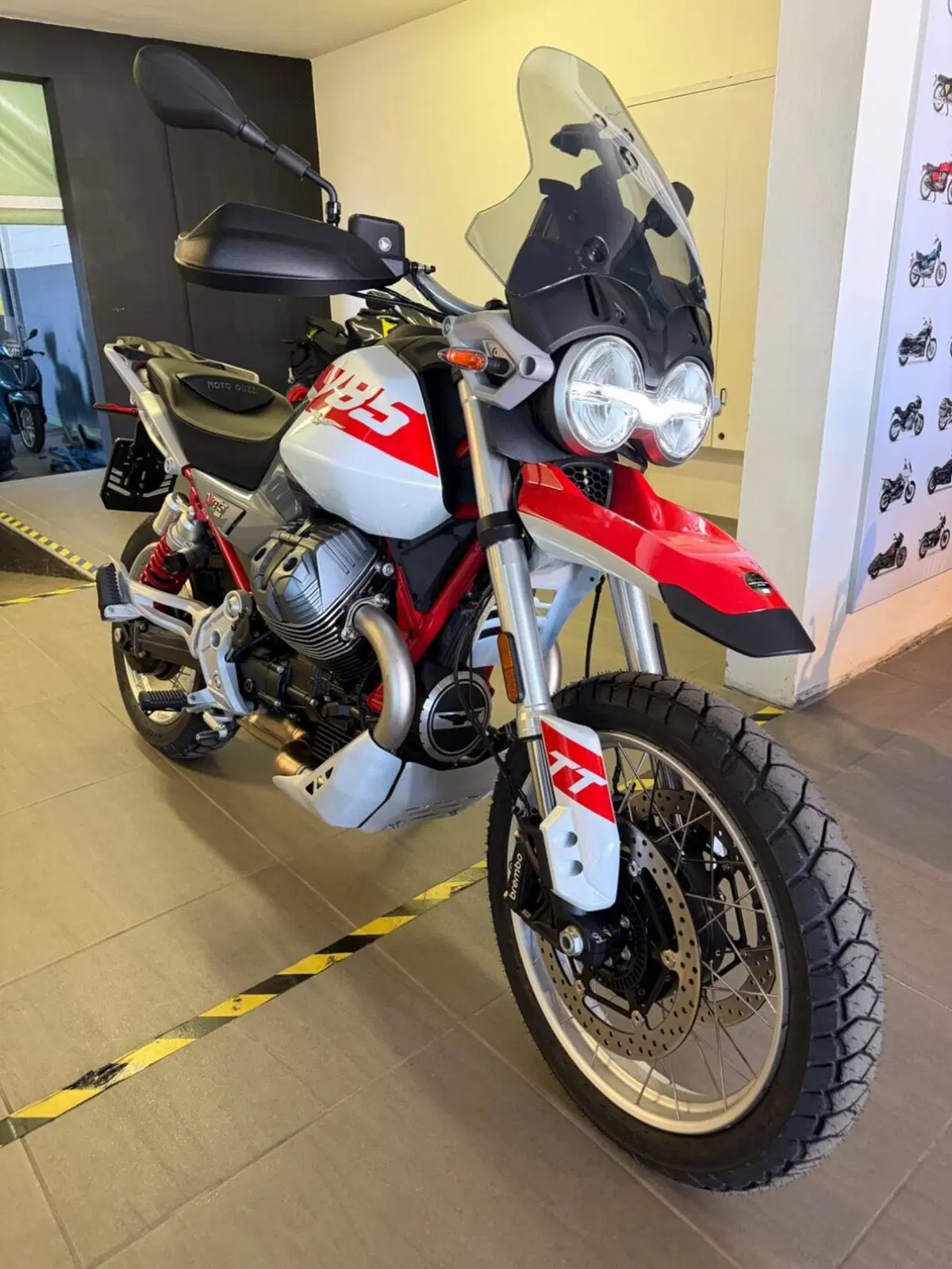 Moto Guzzi V85 TT (2024 - 26) (2)