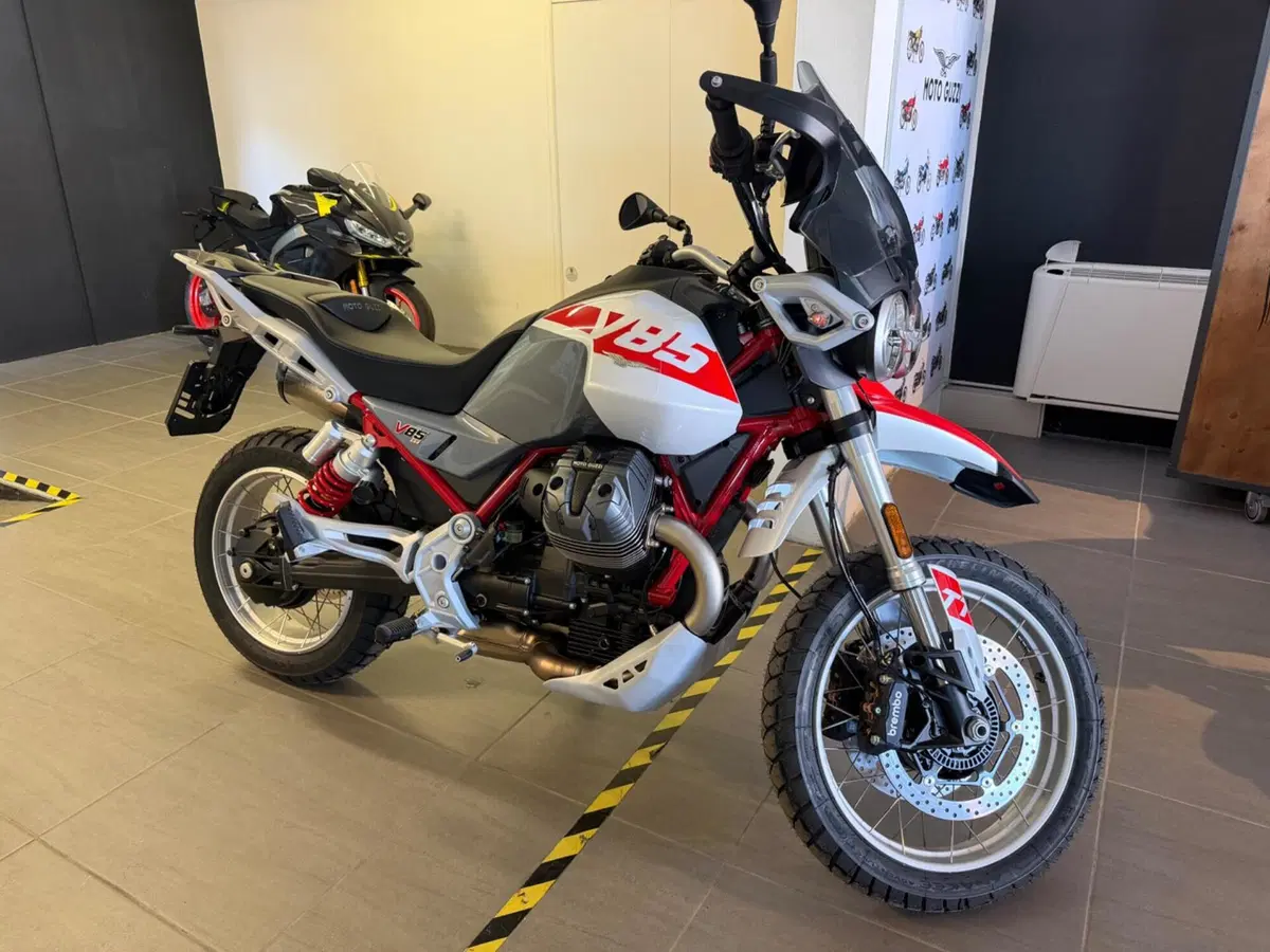 Moto Guzzi V85 TT (2024 - 26) (3)