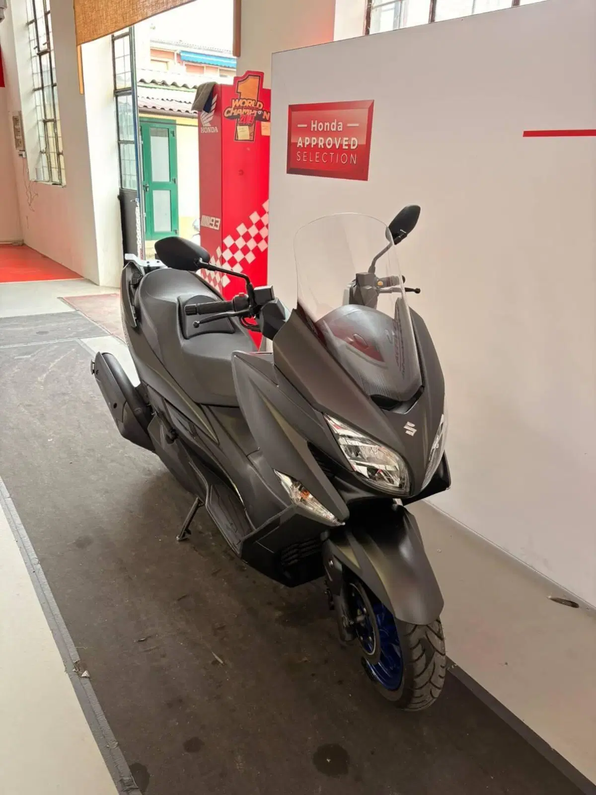 Suzuki Burgman 400 (2022 - 24) (4)