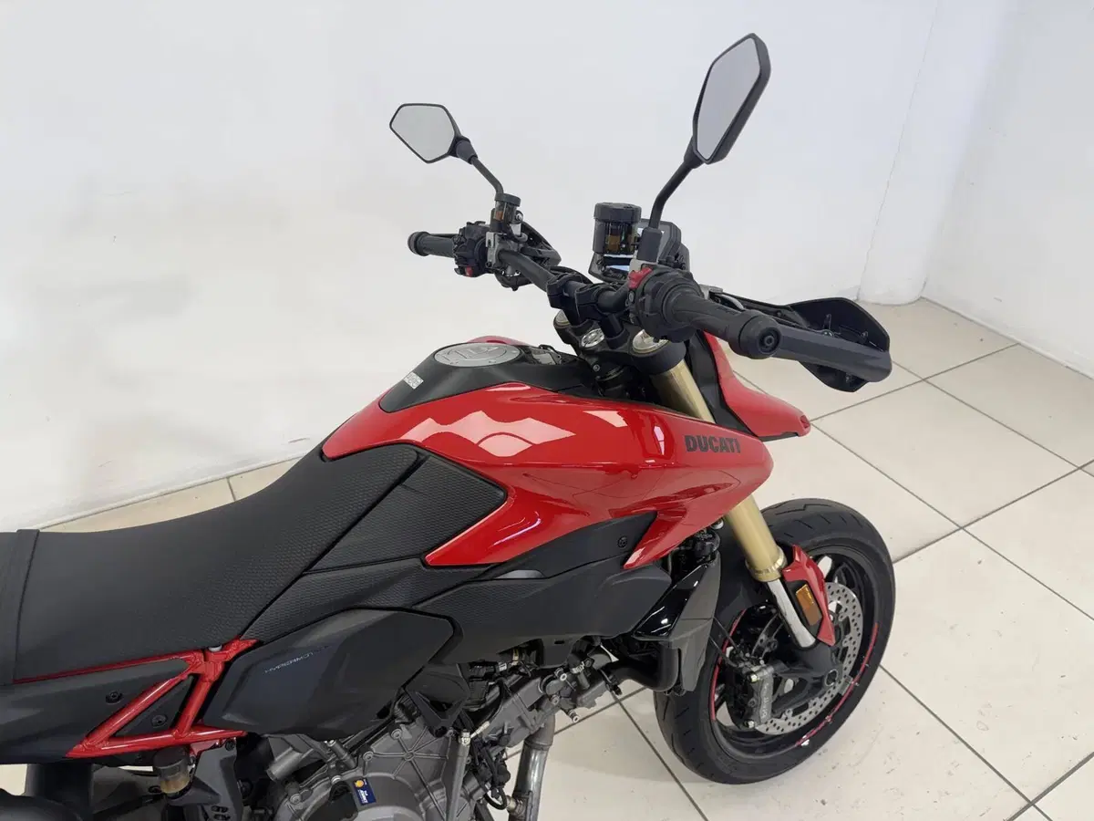 Ducati Hypermotard V2 (2026) (8)
