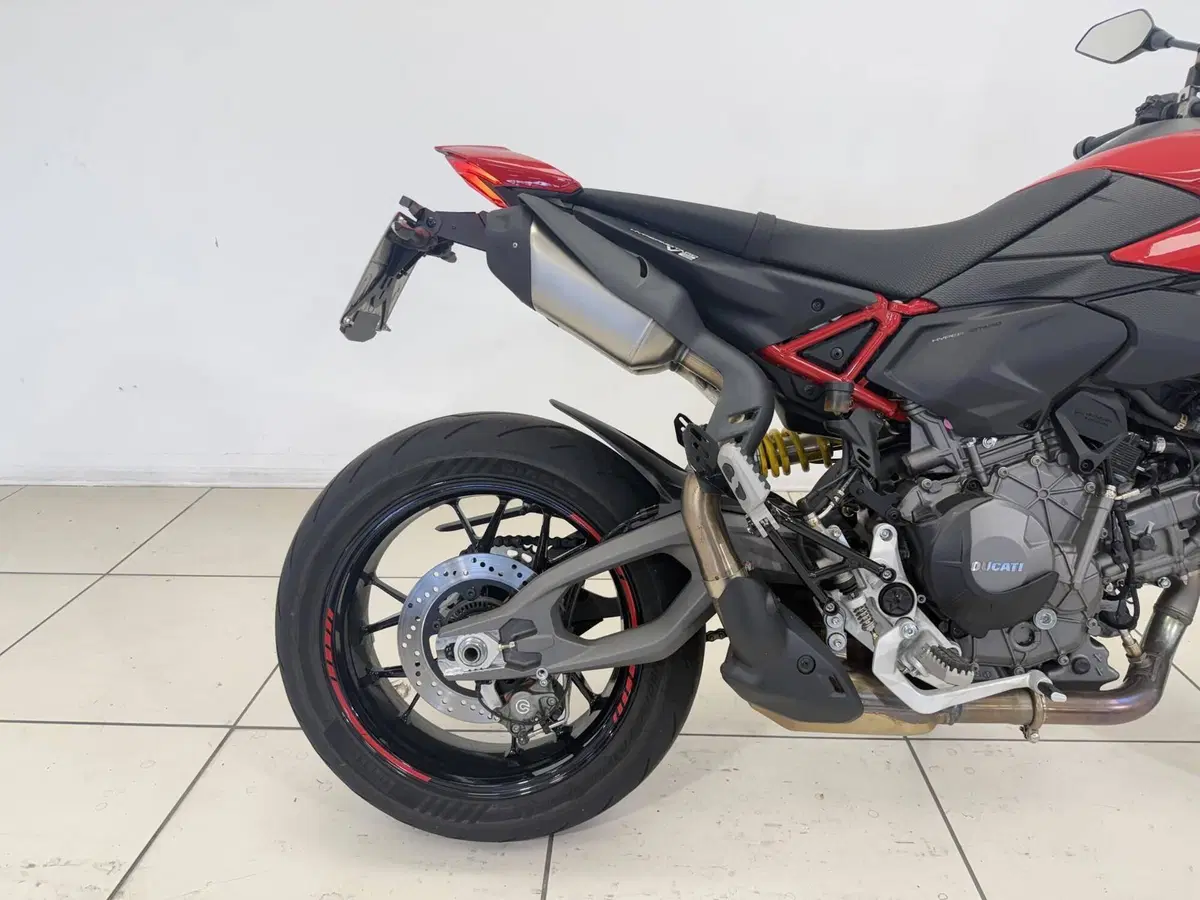 Ducati Hypermotard V2 (2026) (12)
