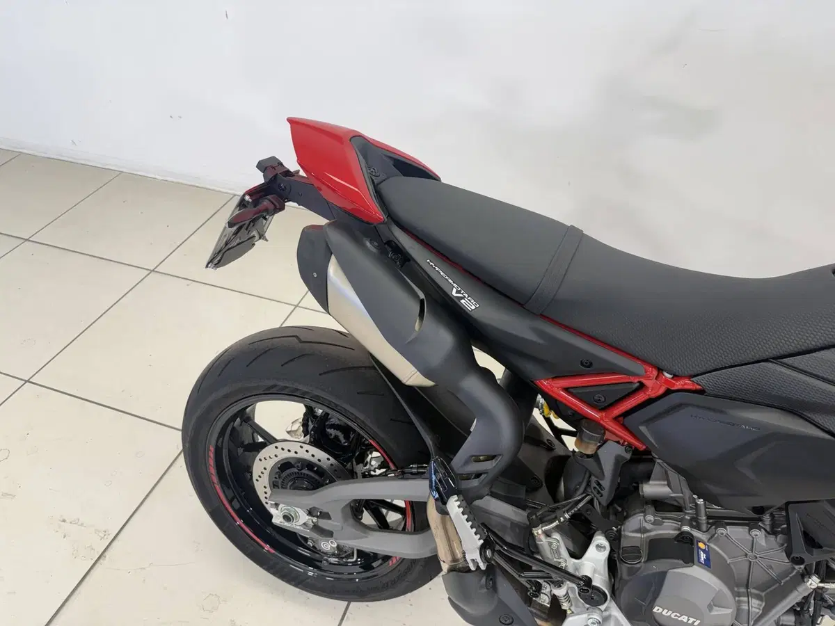 Ducati Hypermotard V2 (2026) (18)