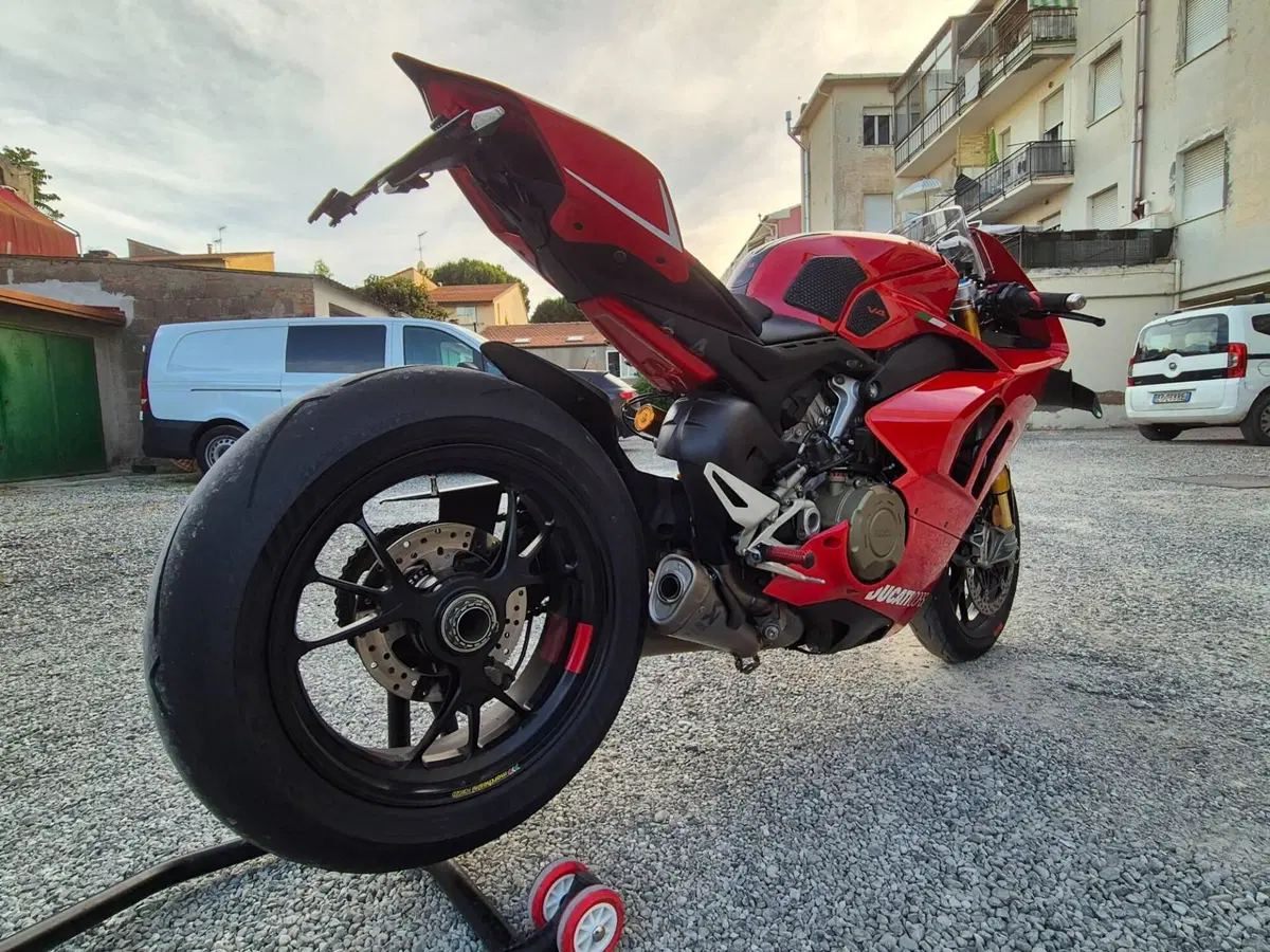 Ducati Panigale V4 S 1100 (2021) (9)