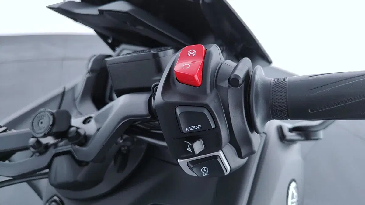 Yamaha T-Max 560 (2025 - 26) (11)