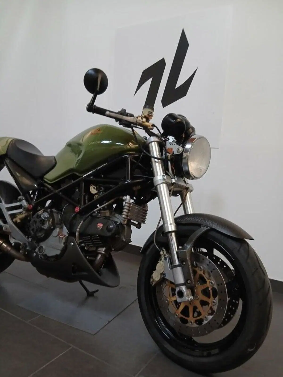 Ducati Monster 900 Dark (1999 - 02) (4)