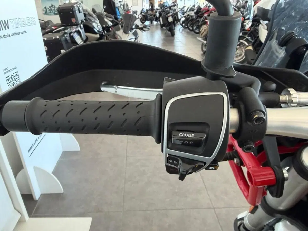 Moto Guzzi V85 TT Evocative Graphics (2019 - 20) (9)