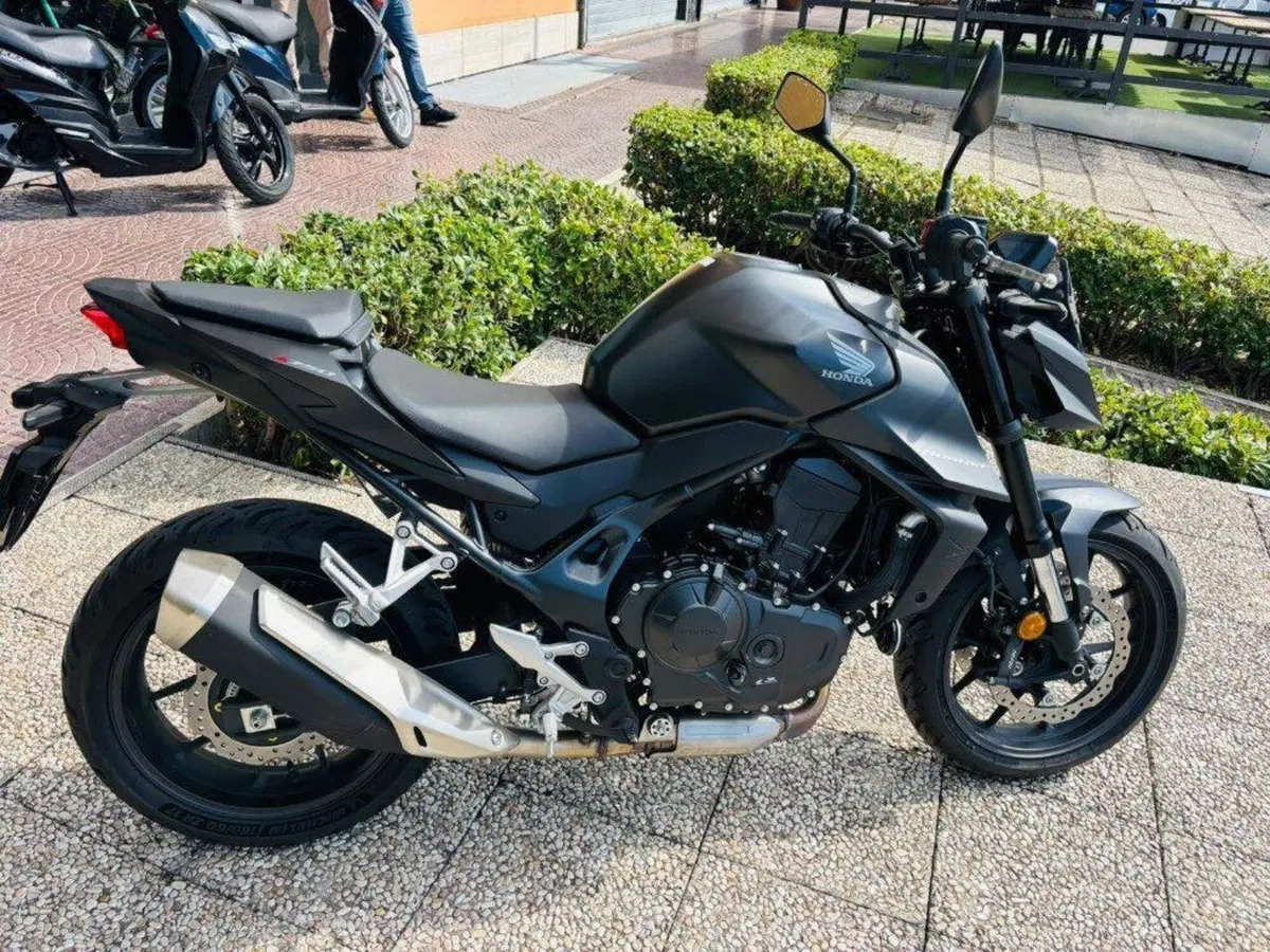 Honda CB 750 Hornet (2025) (3)
