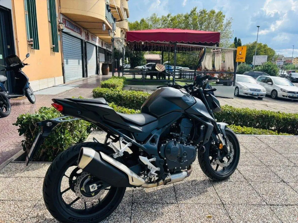Honda CB 750 Hornet (2025) (8)