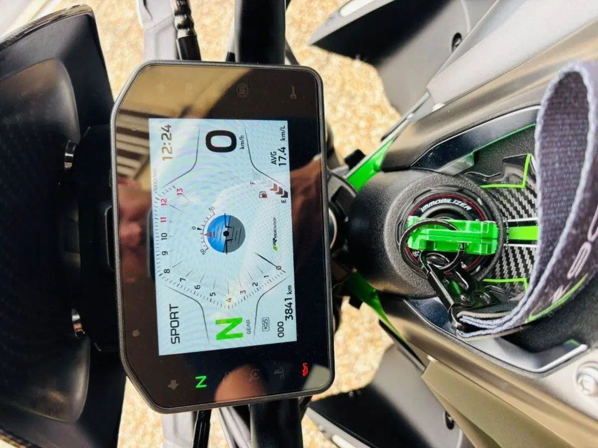 Kawasaki Z 900 (2025 - 26) (4)