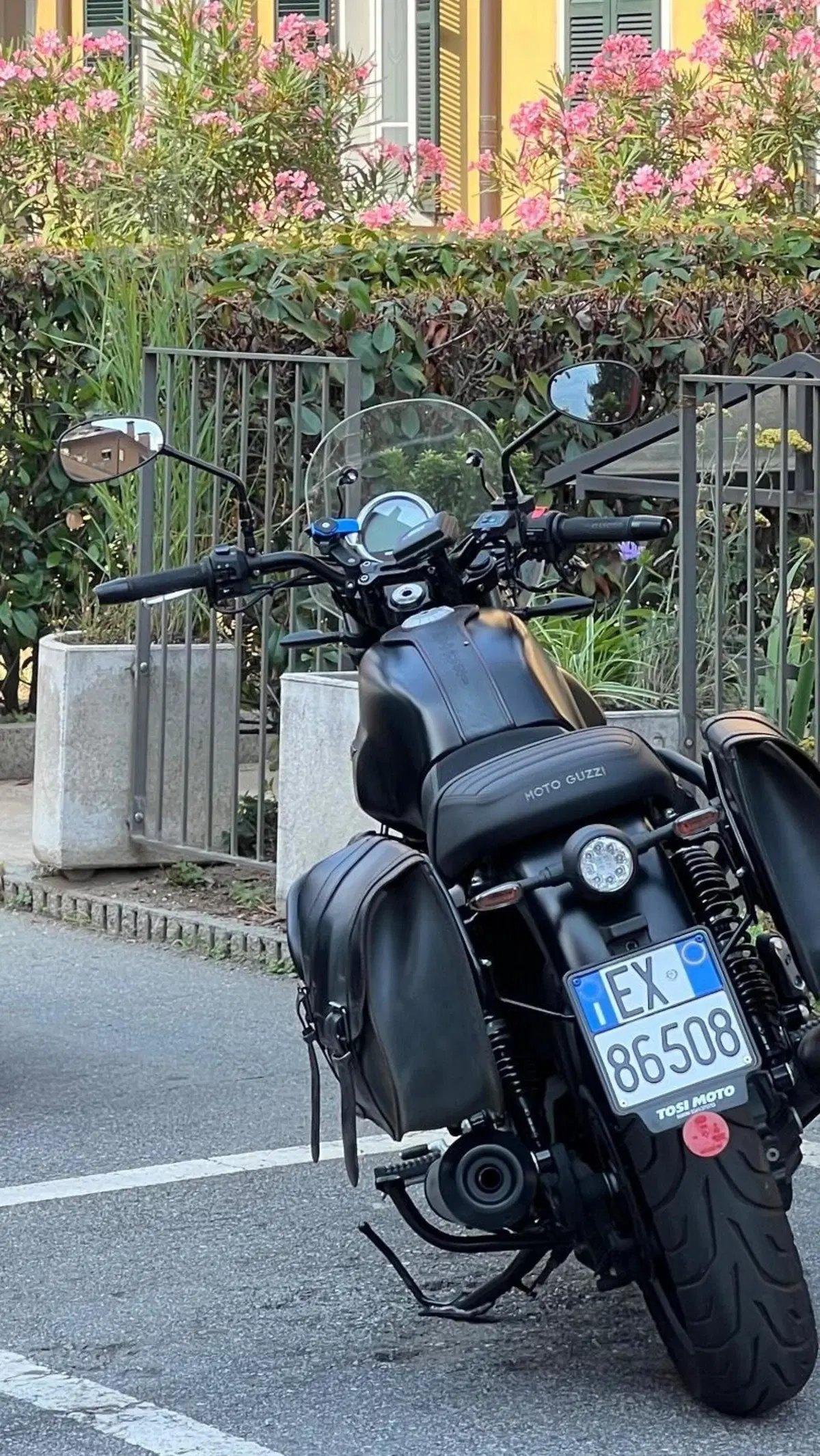 Moto Guzzi V7 Stone (2021 - 24) (3)