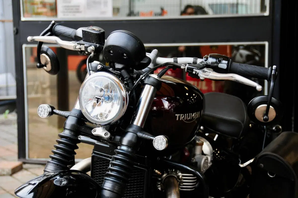 Triumph Bonneville Bobber 1200 (2017 - 20) (11)