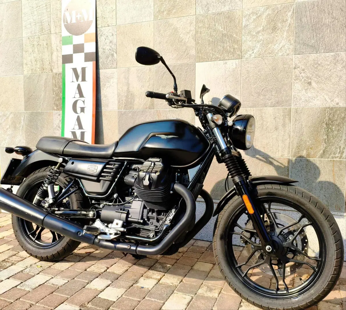 Moto Guzzi V7 III Stone (2017 - 20) (2)