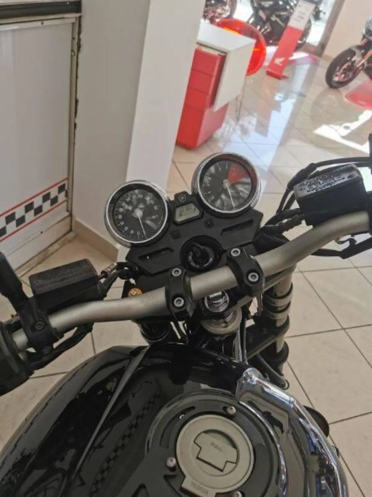 Yamaha XJR 1300 (2015 - 17) (5)
