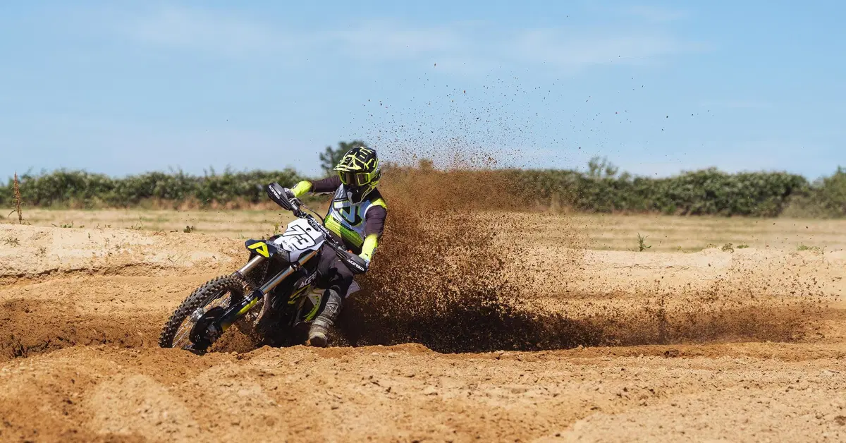 X-FLEX 2.0: il nuovo total look racing 2027 firmato Acerbis