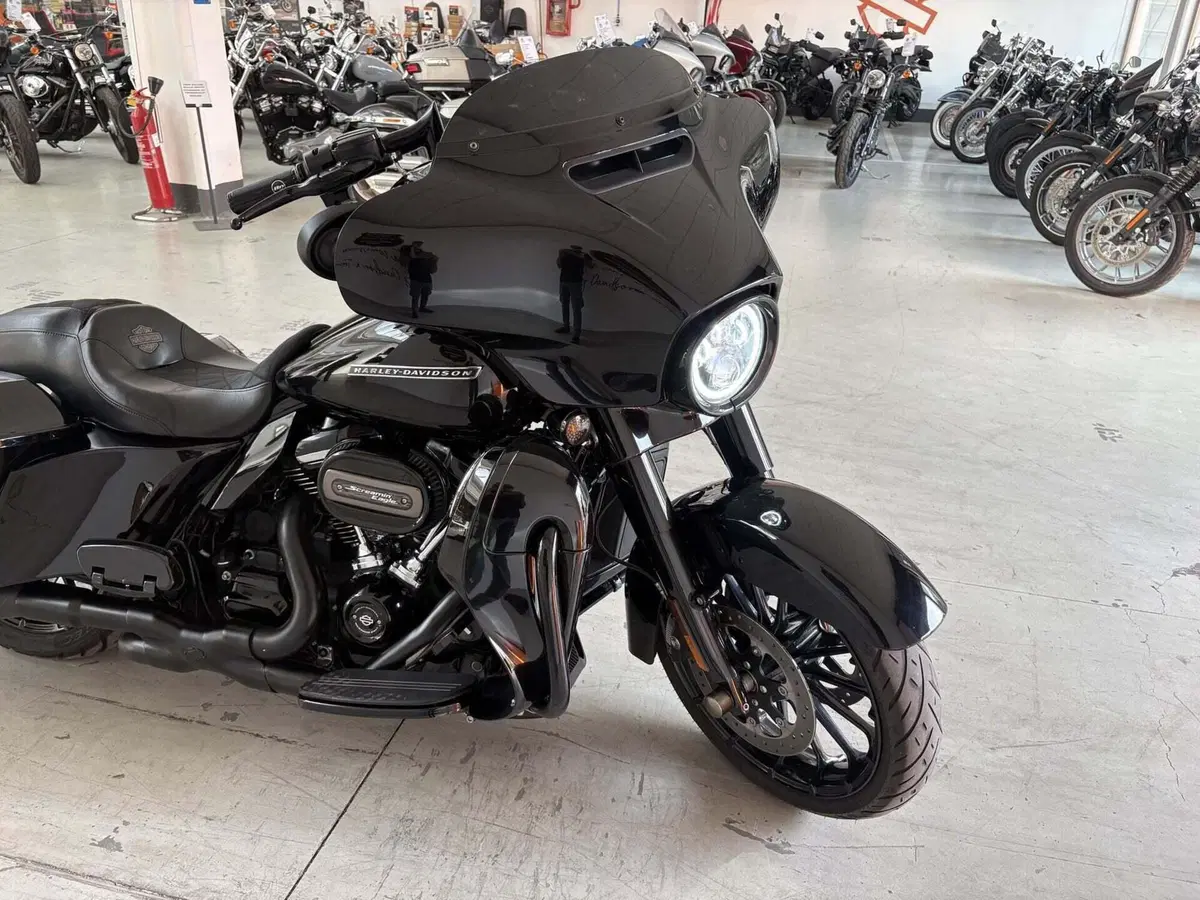 Harley-Davidson 114 Street Glide Special (2019 - 20) - FLHXS (4)