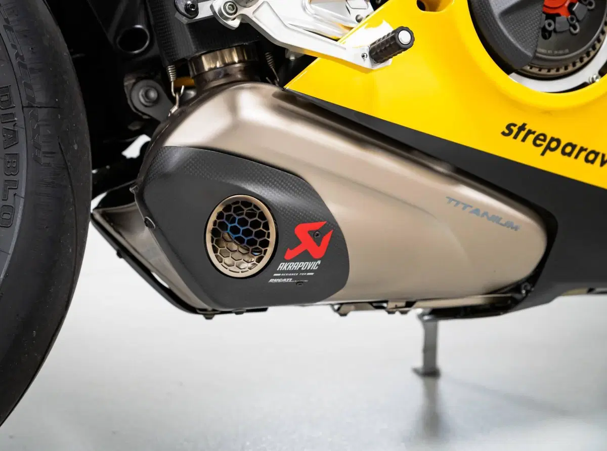 Ducati Panigale V4 Bagnaia 2023 World Champion Replica (2024) (5)