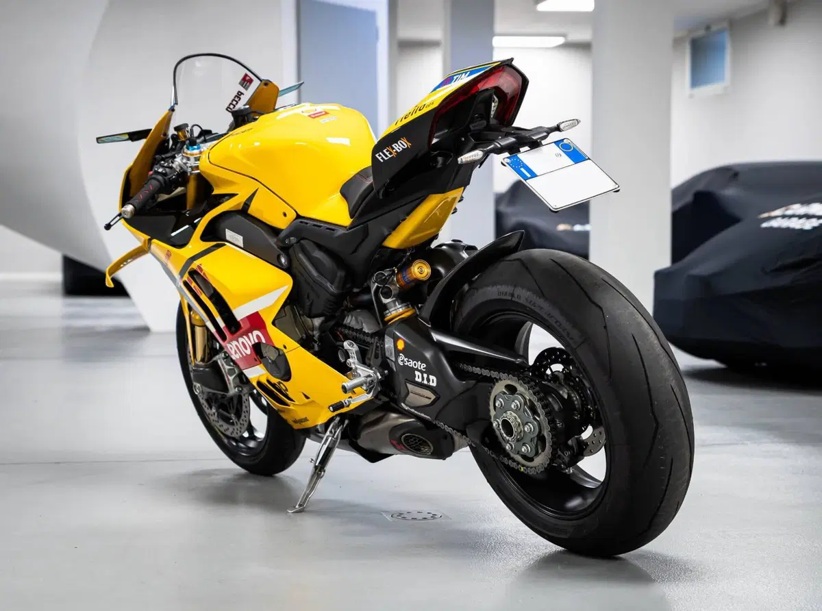 Ducati Panigale V4 Bagnaia 2023 World Champion Replica (2024) (7)