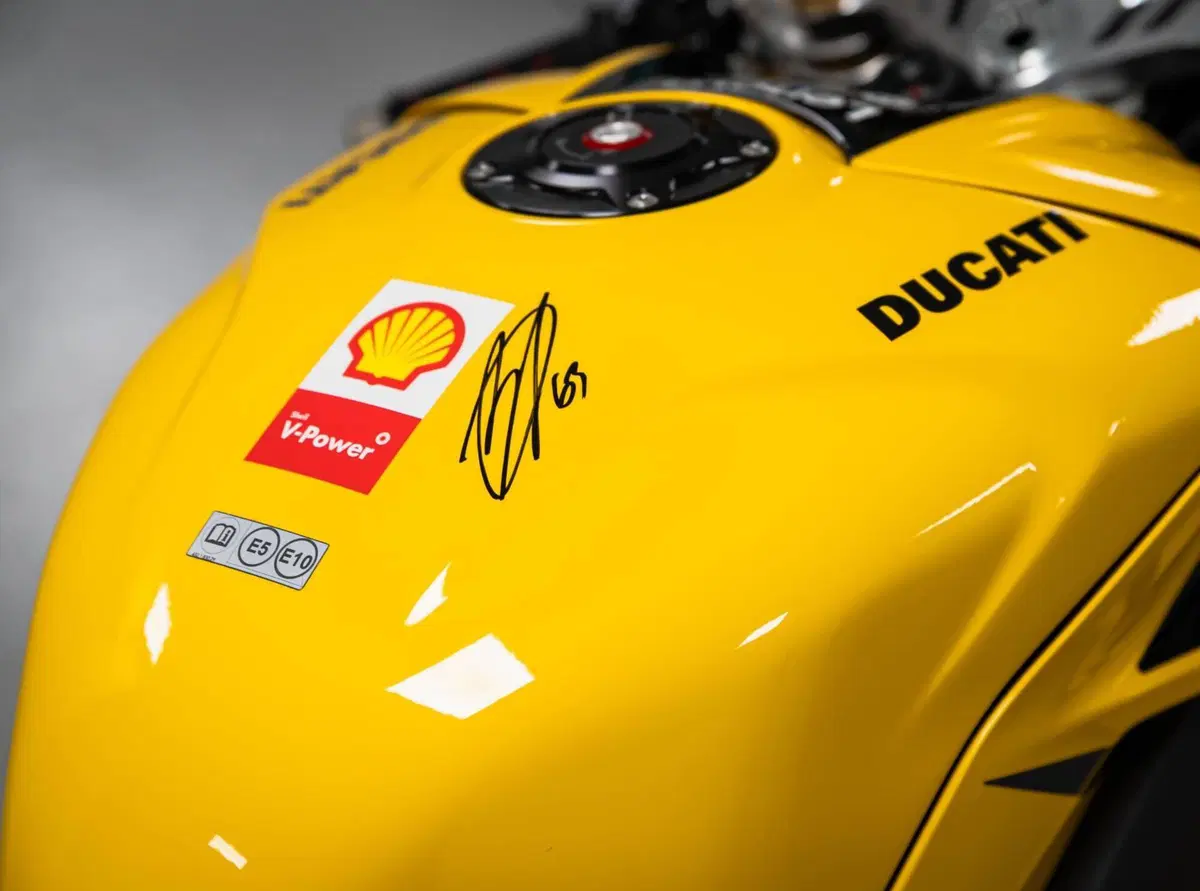 Ducati Panigale V4 Bagnaia 2023 World Champion Replica (2024) (9)