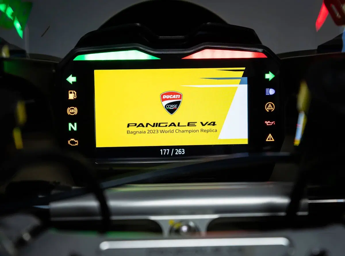 Ducati Panigale V4 Bagnaia 2023 World Champion Replica (2024) (11)