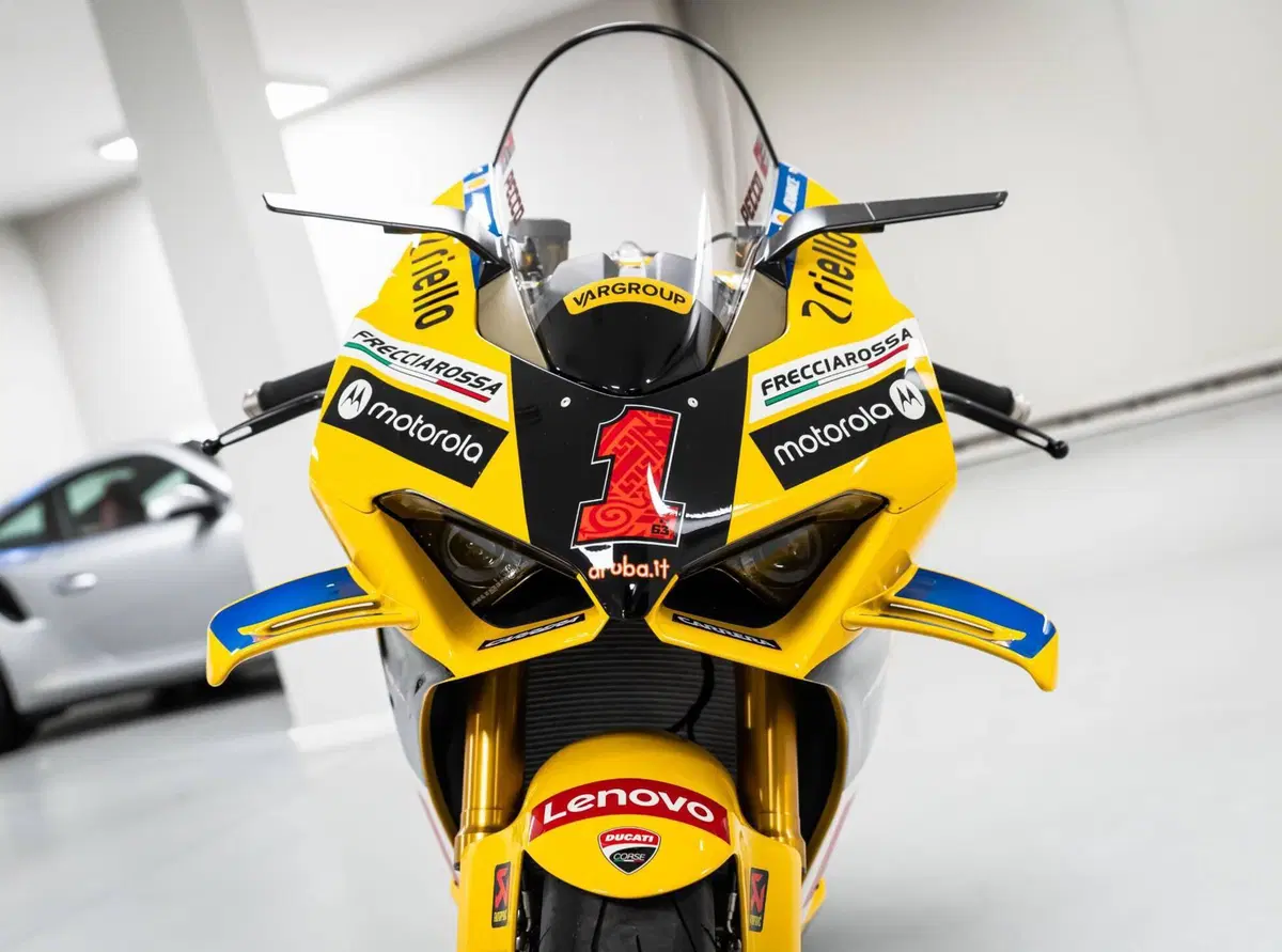 Ducati Panigale V4 Bagnaia 2023 World Champion Replica (2024) (17)