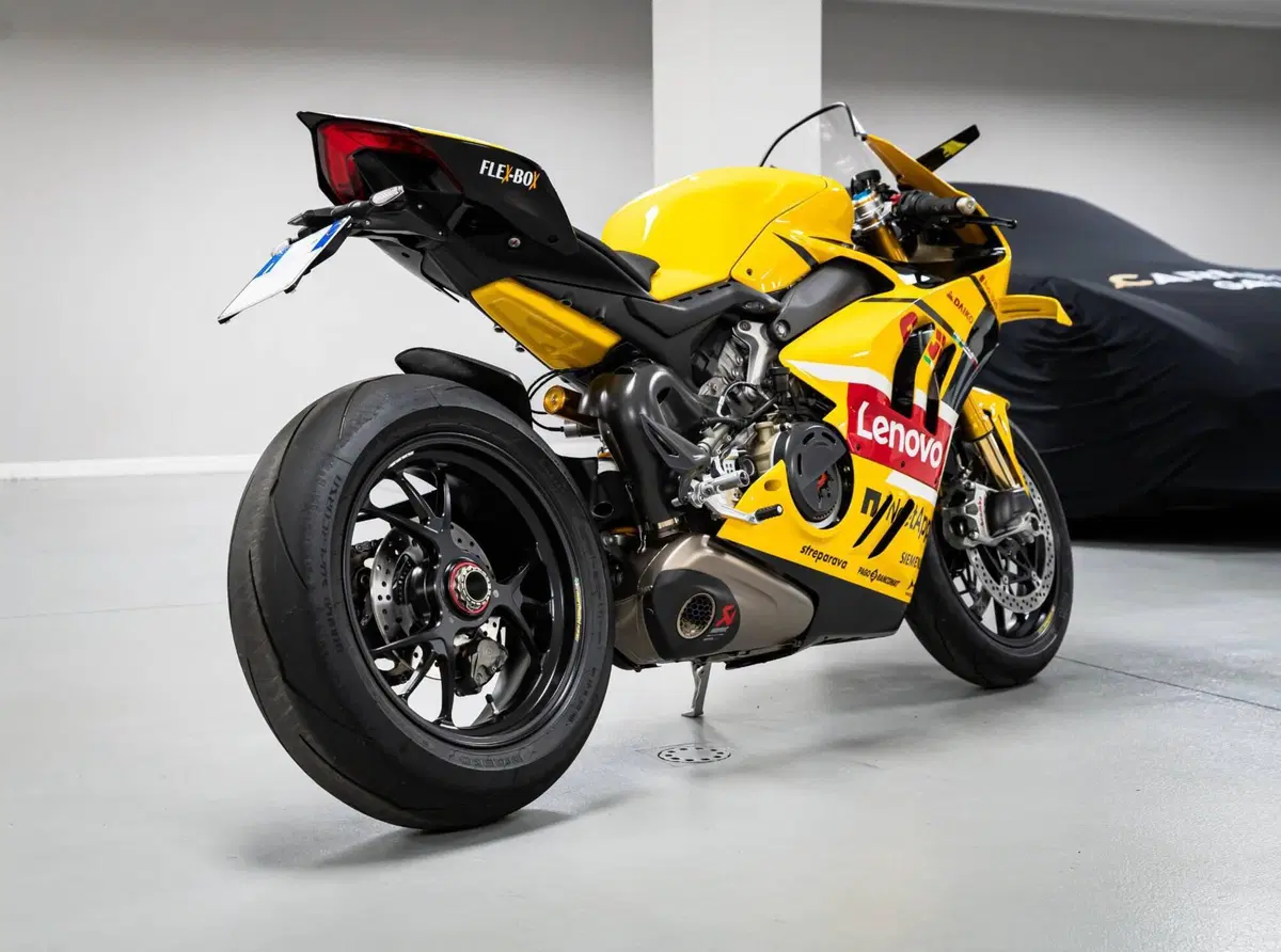 Ducati Panigale V4 Bagnaia 2023 World Champion Replica (2024) (18)
