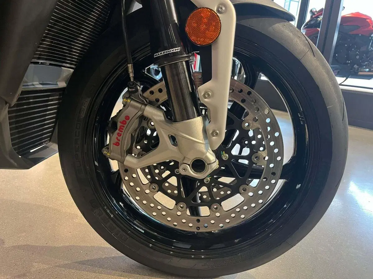 MV Agusta Brutale 1000 RS (2022 - 26) (7)