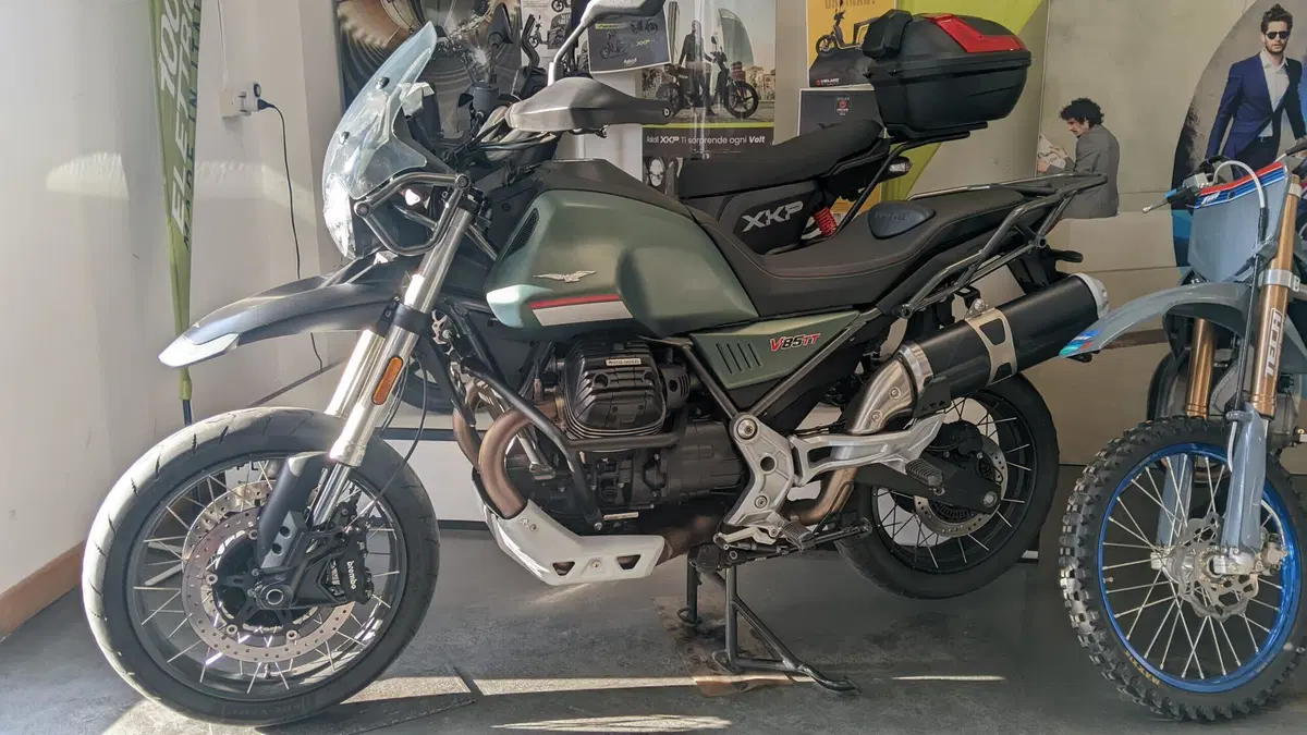 Moto Guzzi V85 TT Travel (2021 - 23)