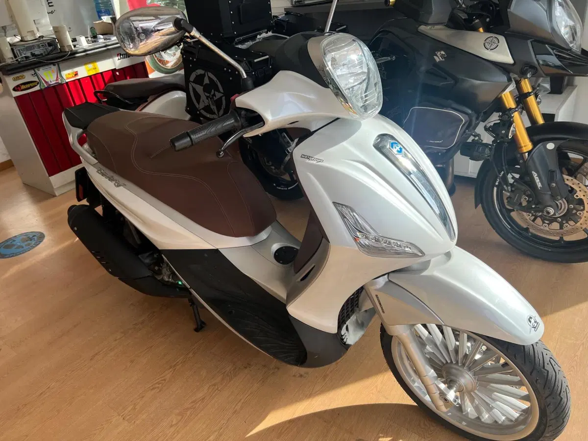 Piaggio Beverly 300 i.e. ABS-ASR (2016 - 20) (2)
