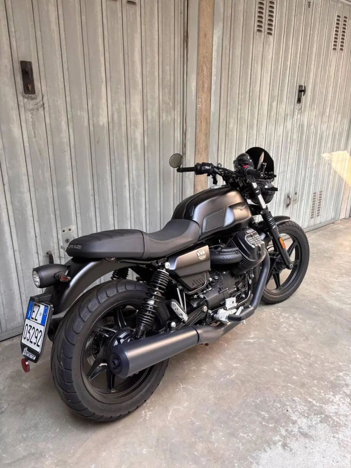 Moto Guzzi V7 Stone (2021 - 24) (2)
