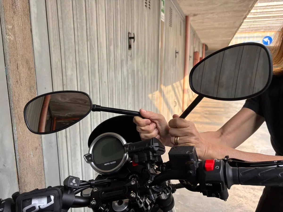 Moto Guzzi V7 Stone (2021 - 24) (10)