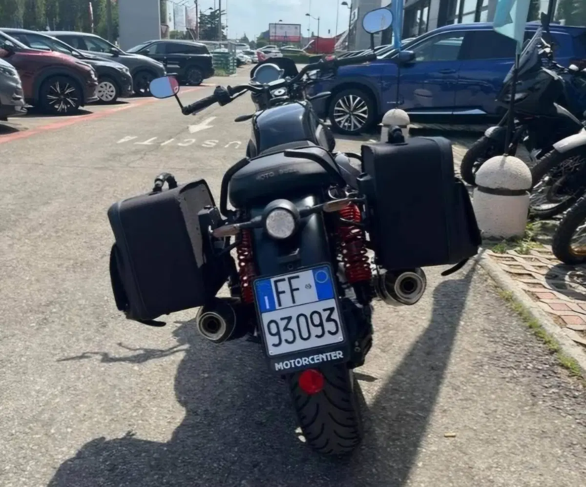 Moto Guzzi V7 Stone Special Edition (2022 - 25) (2)