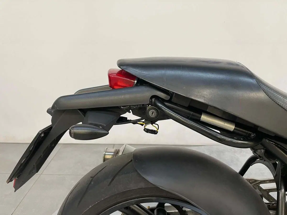 Ducati Monster 600 Dark (1998 - 01) (3)