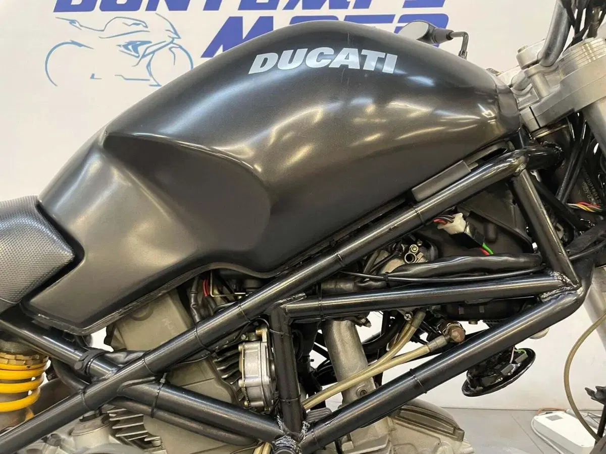 Ducati Monster 600 Dark (1998 - 01) (14)